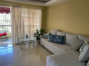 Lovely And bright 3 br apartment 15 minutes from beach And airports
